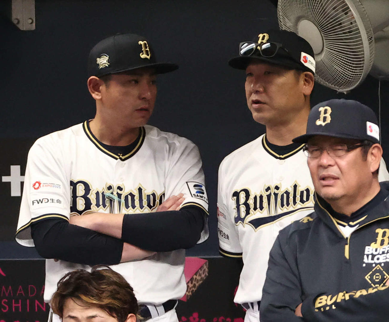オリックス対楽天　リードを許す展開に斎藤コーチ（左）と話すオリックス中嶋監督（撮影・西尾就之）