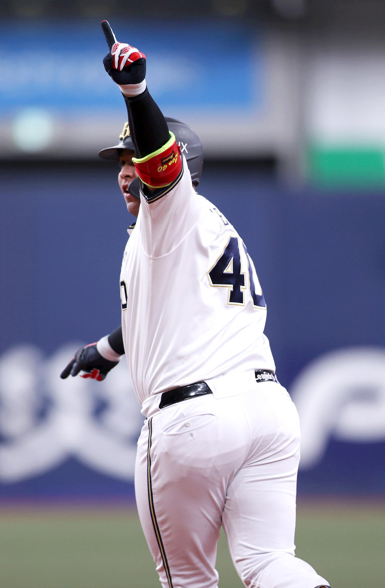 オリックス対楽天　8回裏オリックス無死一塁、セデーニョは同点の左越え2点本塁打を放ちベンチに向かってポーズを決める（撮影・上山淳一）