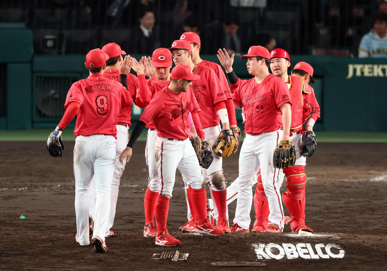 阪神対広島　阪神に勝利しマウンドでナインとタッチする矢崎（撮影・加藤哉）