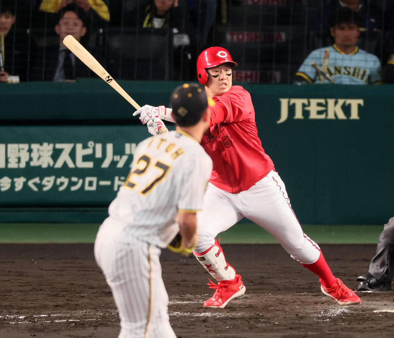 阪神対広島　2回表広島2死二塁、小園は左適時打を放つ。投手は伊藤将（撮影・加藤哉）
