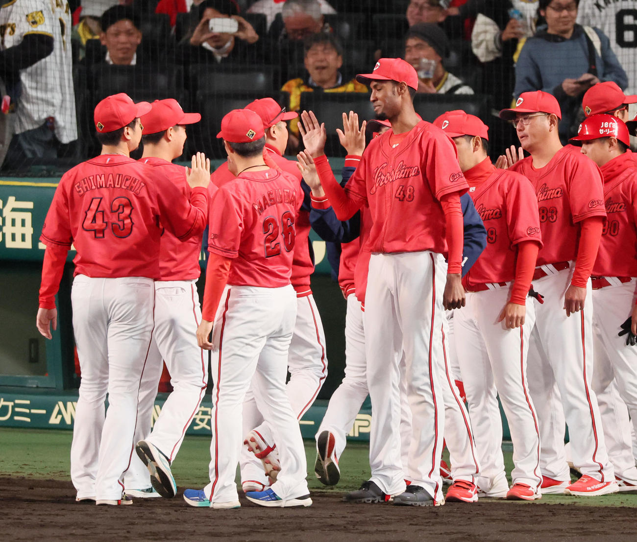 阪神対広島　阪神に勝利しナインとタッチするアドゥワ（撮影・加藤哉）