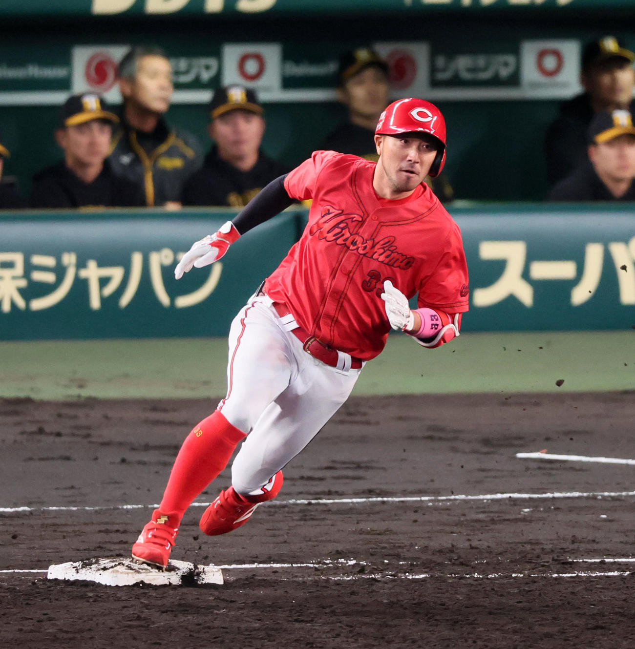 阪神対広島　2回表広島2死一、二塁、菊池は中適時二塁打を放つ（撮影・加藤哉）