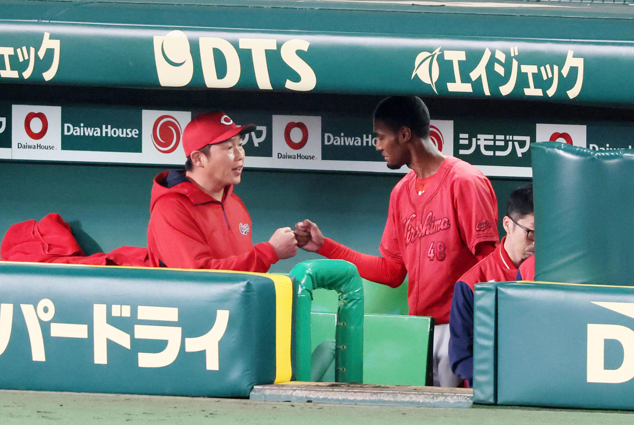 阪神対広島　6回裏、降板したアドゥワ（右）とグータッチする新井監督（撮影・加藤哉）