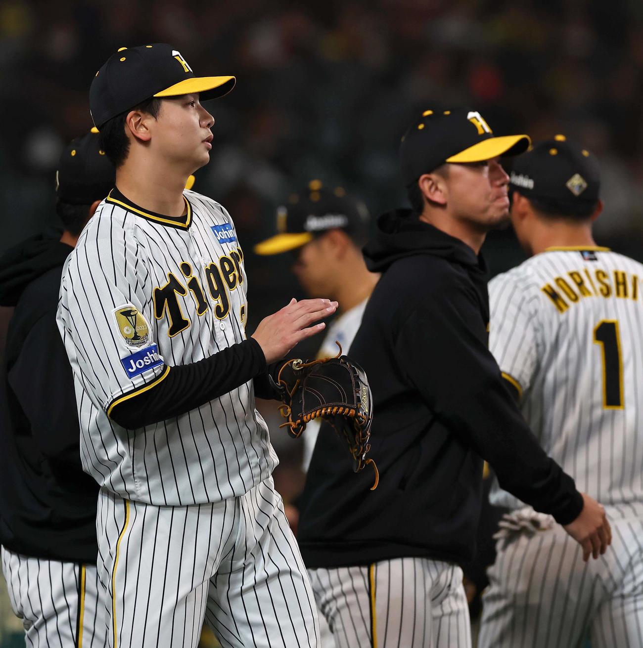 阪神対広島　3回無失点に抑えた2番手の漆原大晟（左）はグラブをたたく（撮影・上田博志）
