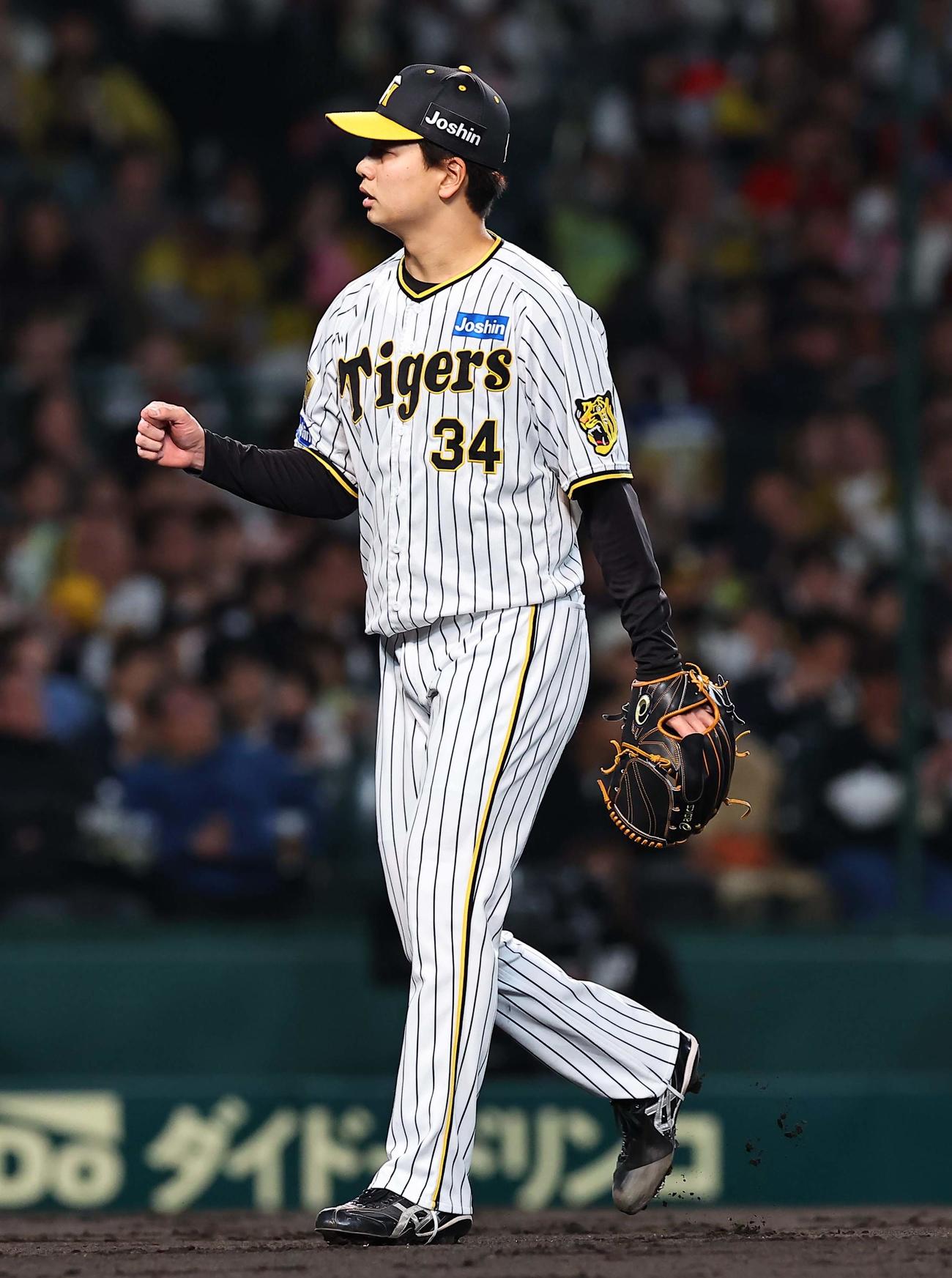 阪神対広島　2番手の漆原は3イニング無失点に抑えガッツポーズをする（撮影・上田博志）