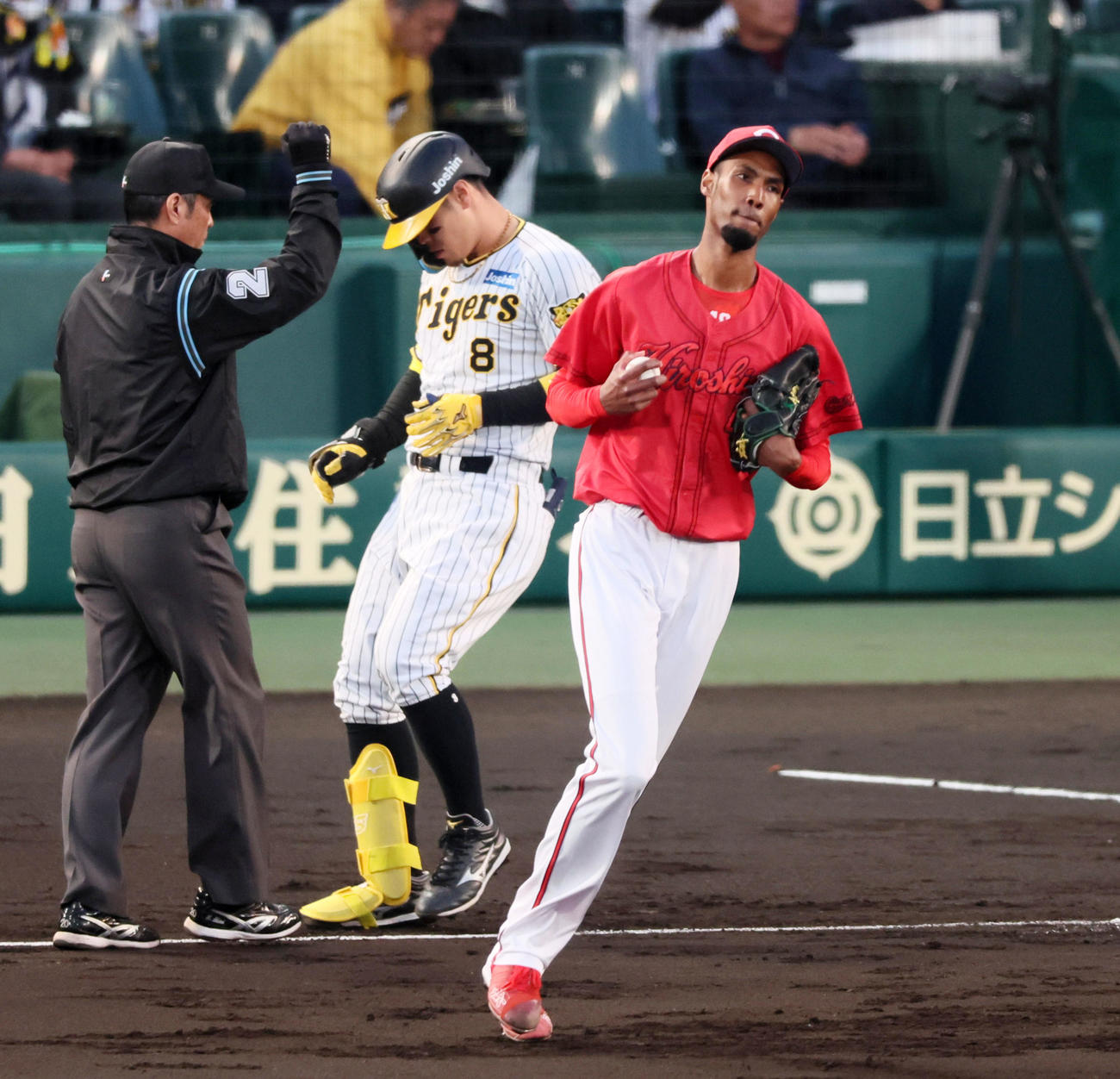 阪神対広島　1回裏阪神2死一、二塁、アドゥワ誠は佐藤輝明を一ゴロに仕留めベースへカバーに入る（撮影・加藤哉）