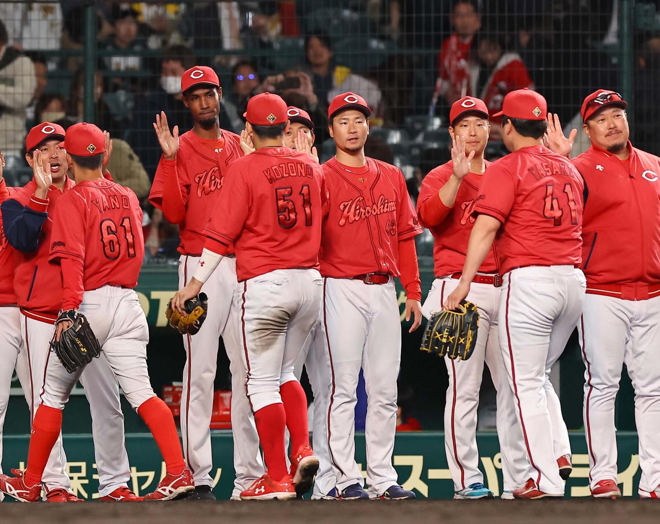 阪神対広島　阪神に勝利したアドゥワ誠（左から3人目）はナインとハイタッチをする（撮影・上田博志）