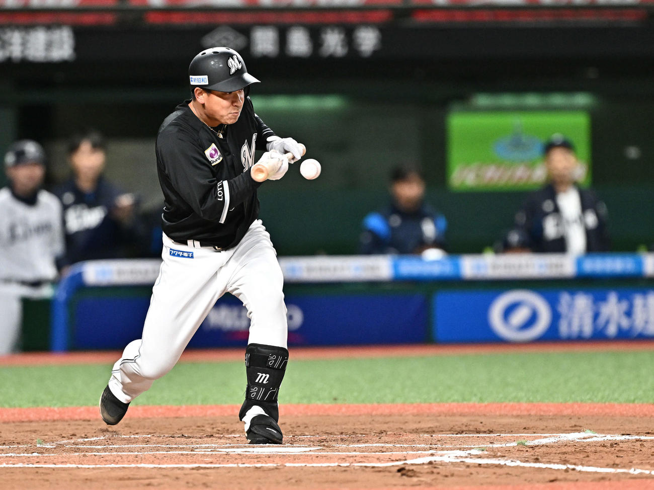 西武対ロッテ　10回表ロッテ無死一、二塁、愛斗は犠打を決める（撮影・滝沢徹郎）