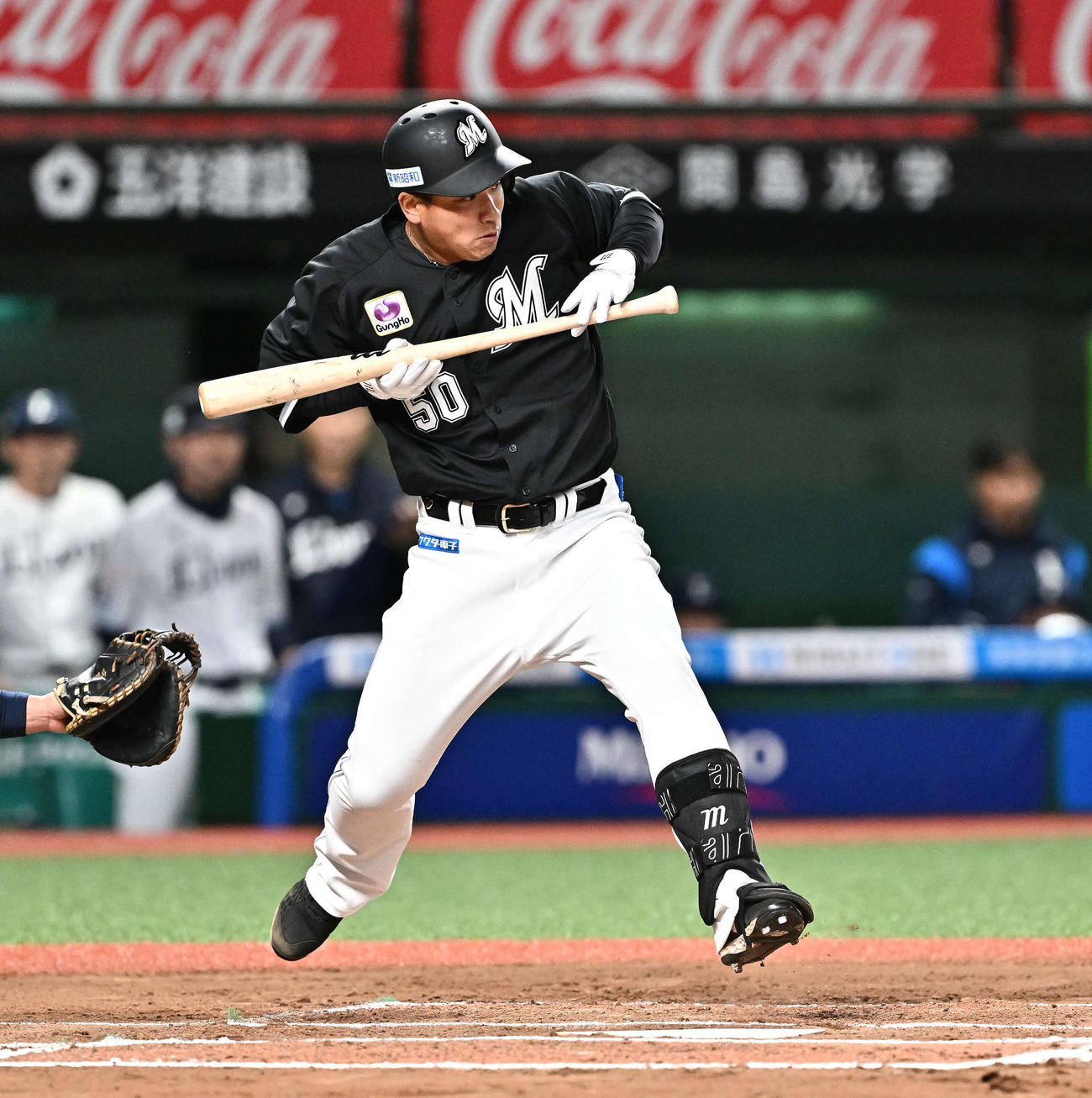 西武対ロッテ　10回表ロッテ無死一、二塁、愛斗は犠打を決める（撮影・滝沢徹郎）