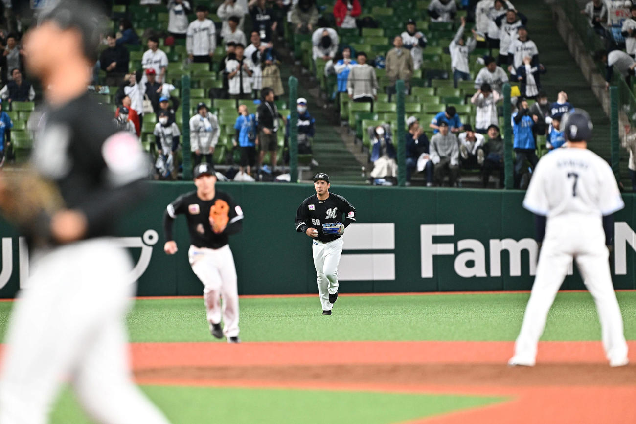 西武対ロッテ　9回裏西武2死一、三塁、源田の左飛を好捕した愛斗（後方）（撮影・滝沢徹郎）