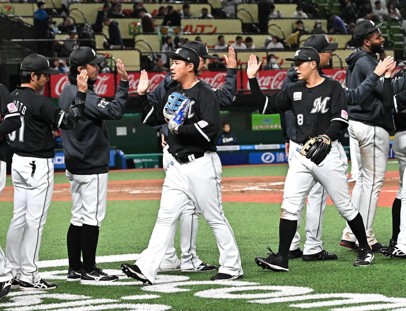 西武対ロッテ　勝利を飾りハイタッチで祝うロッテ愛斗（左から3人目）ら（撮影・滝沢徹郎）