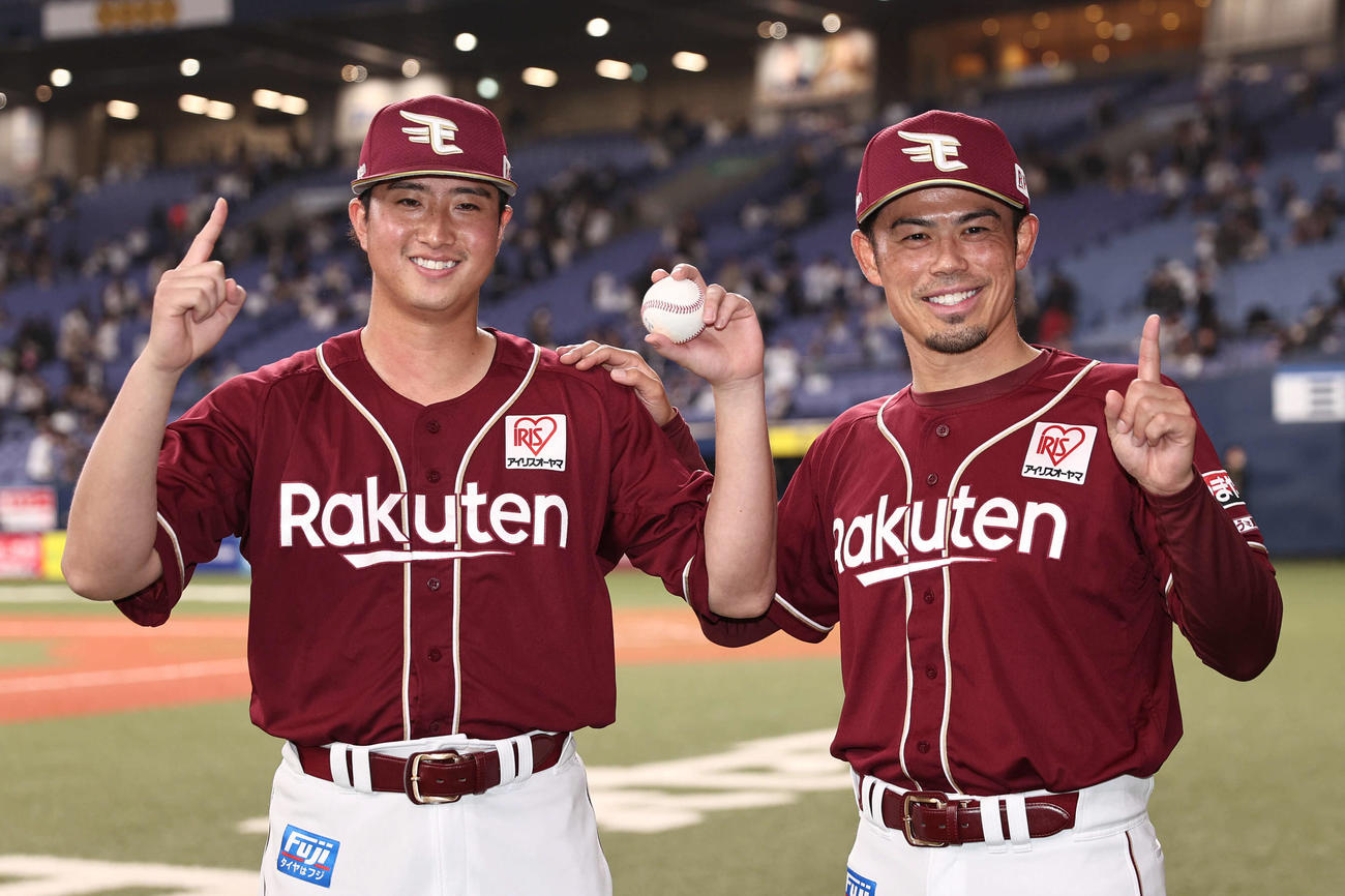 オリックス対楽天　プロ初勝利の楽天西垣（左）は今江監督と記念写真に納まる（撮影・西尾就之）