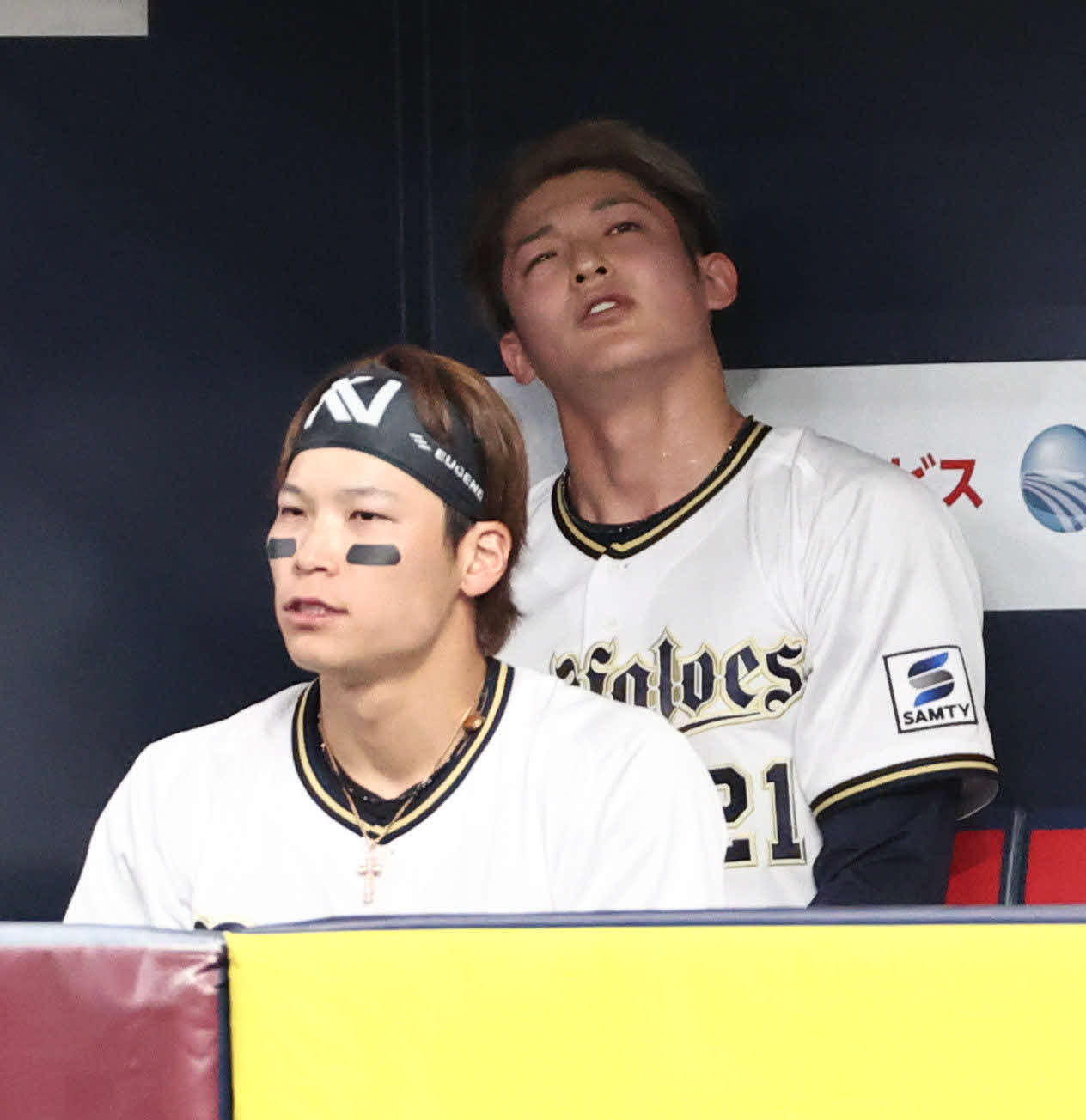 オリックス対楽天　10回から今季初登板したオリックス山崎だが決勝点を許し、ベンチで悔しそうな表情を見せる（撮影・西尾就之）