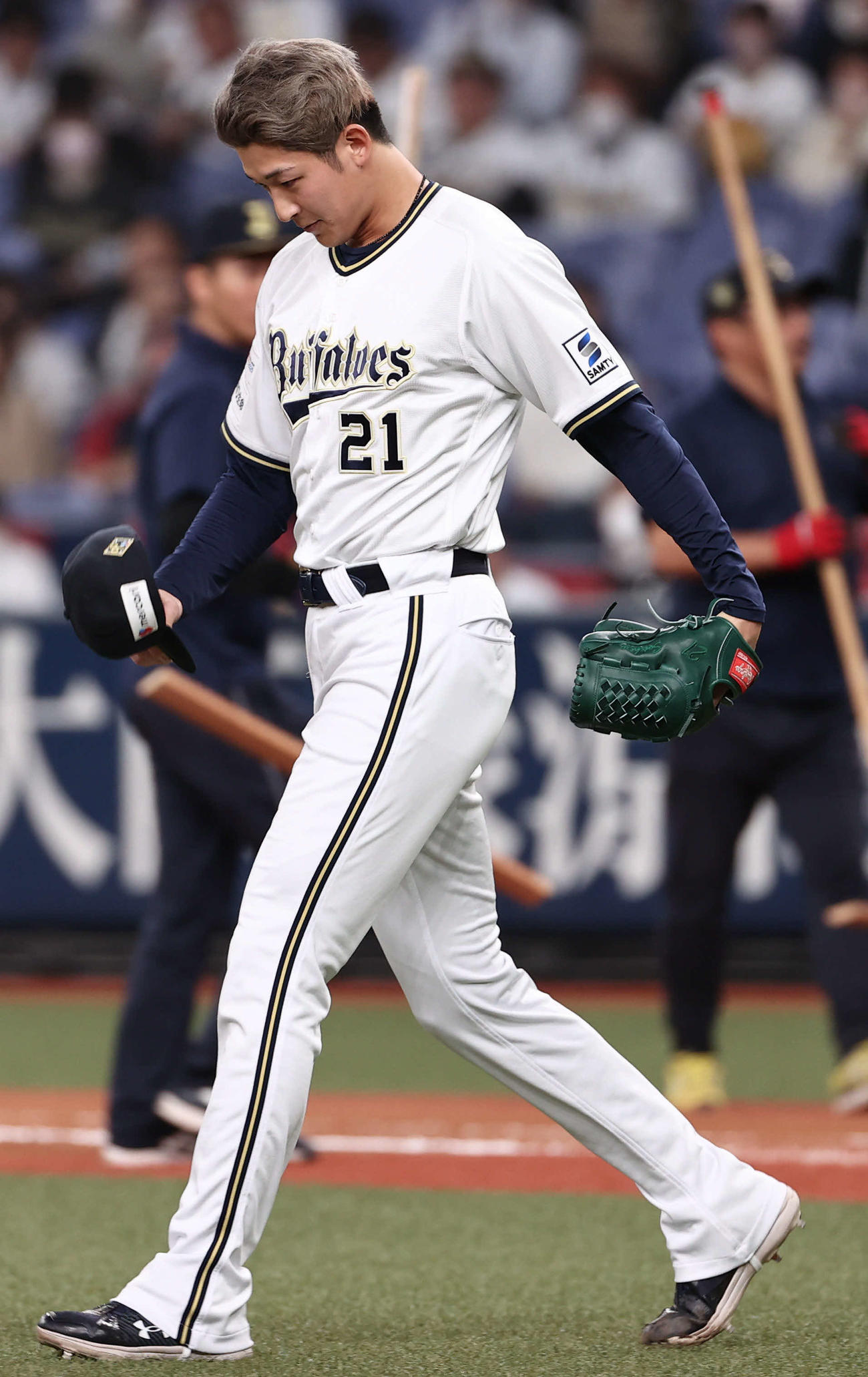 オリックス対楽天　10回から今季初登板のオリックス山崎は帽子を取って一礼してからマウンドに向かう（撮影・西尾就之）