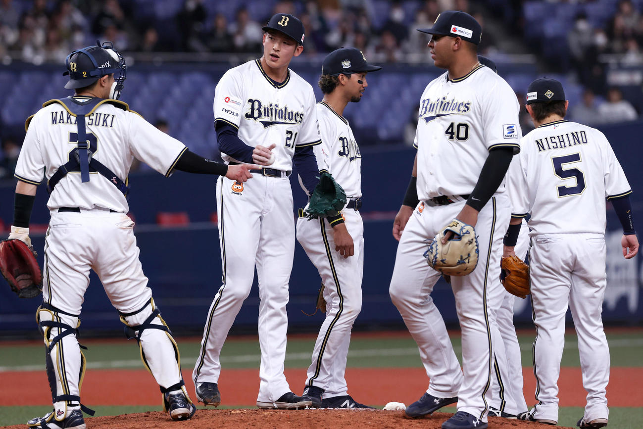オリックス対楽天　10回表楽天2死一、三塁、山崎（左から2人目）のもとに集まるオリックス内野陣（撮影・上山淳一）