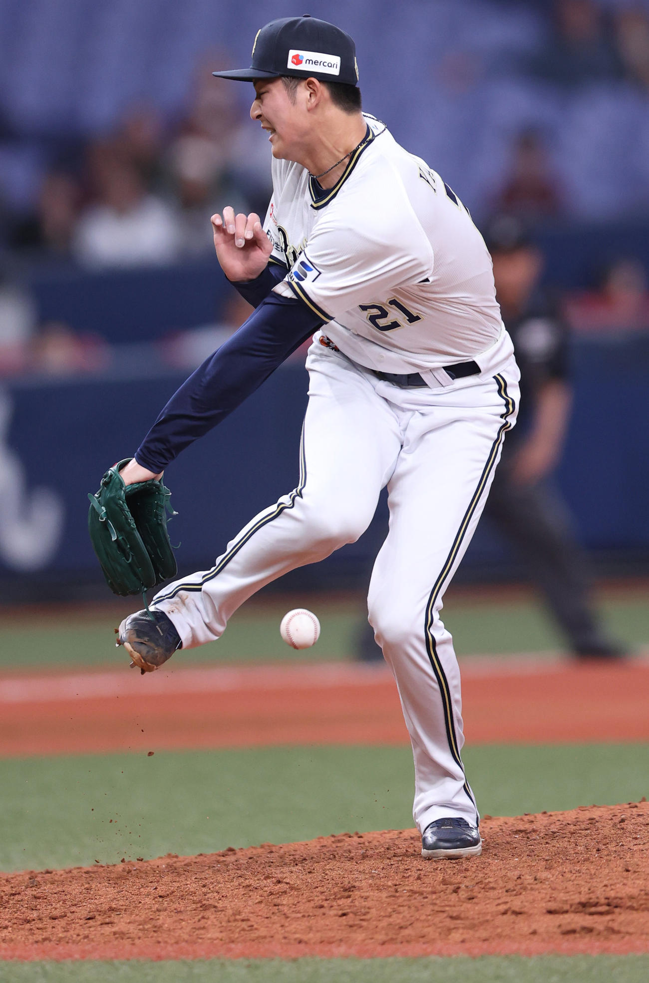 オリックス対楽天　10回表楽天2死一、三塁、山崎は鈴木大の打球に反応するが足に当たり投手強襲勝ち越し適時打となる（撮影・上山淳一）