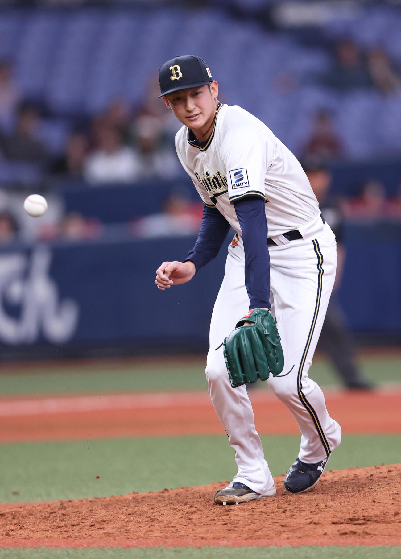 オリックス対楽天　10回表楽天2死一、三塁、山崎は鈴木大の打球に反応するが足に当たり投前適時打となる（撮影・上山淳一）