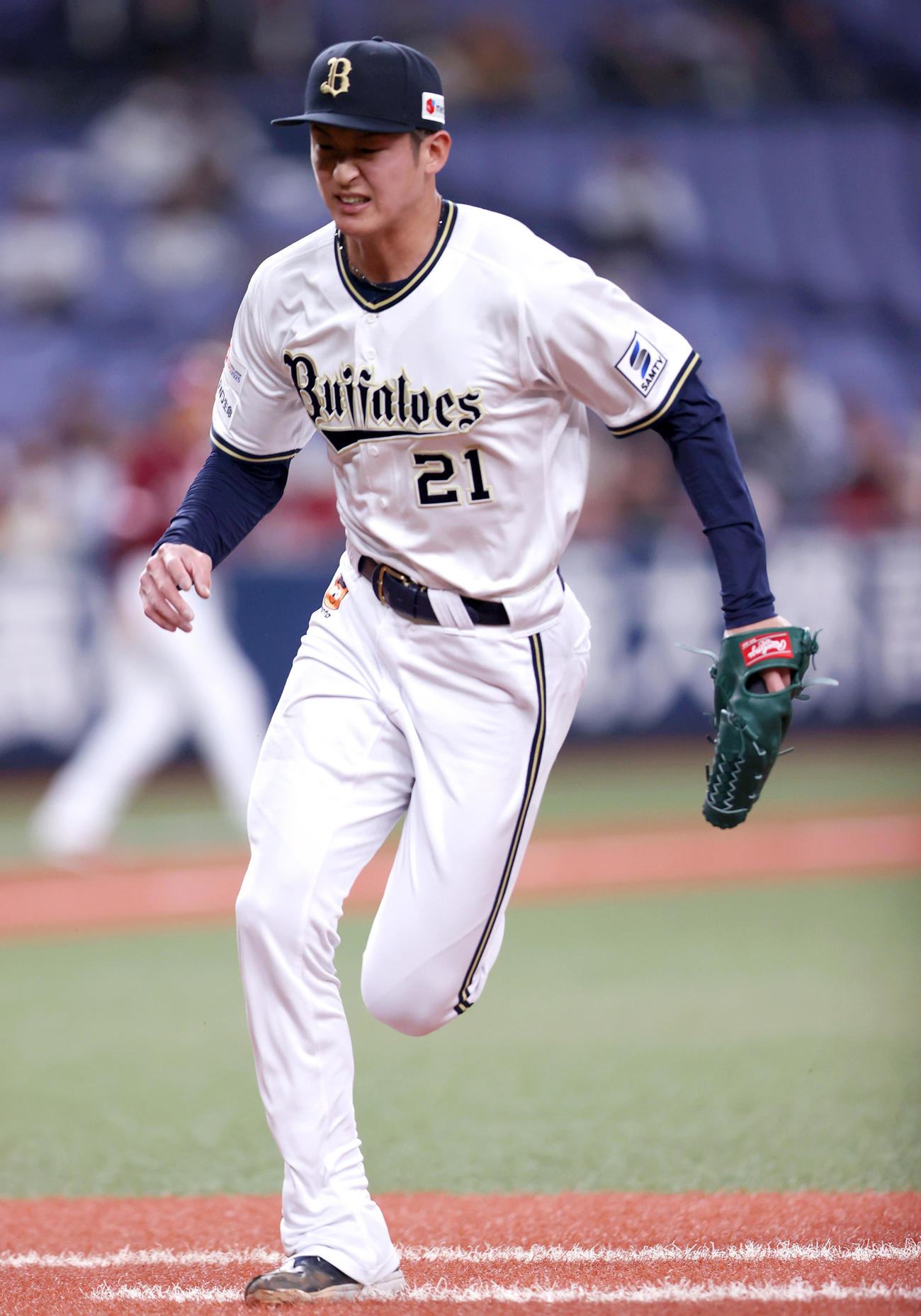 オリックス対楽天　10回表楽天2死一、三塁、山崎は鈴木大の打球に反応するが足に当たり投前適時打となる（撮影・上山淳一）