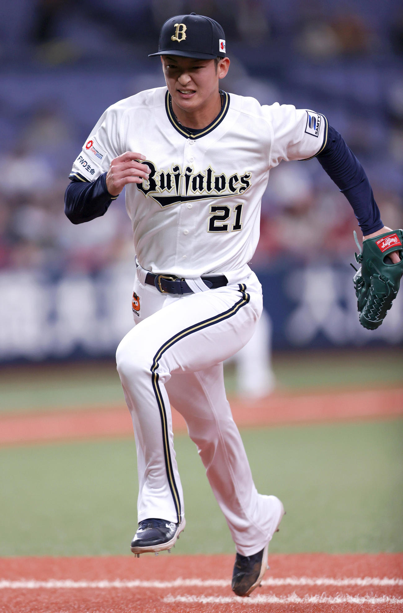 オリックス対楽天　10回表楽天2死一、三塁、山崎は鈴木大の打球に反応するが足に当たり投前適時打となる（撮影・上山淳一）