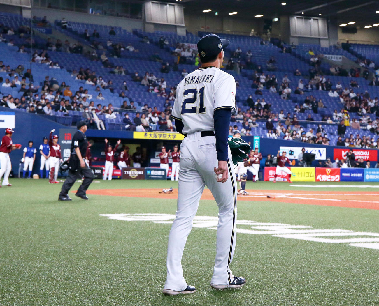 オリックス対楽天　10回表楽天2死一、三塁、山崎は鈴木大の打球に反応するが足に当たり投前適時打となる（撮影・上山淳一）
