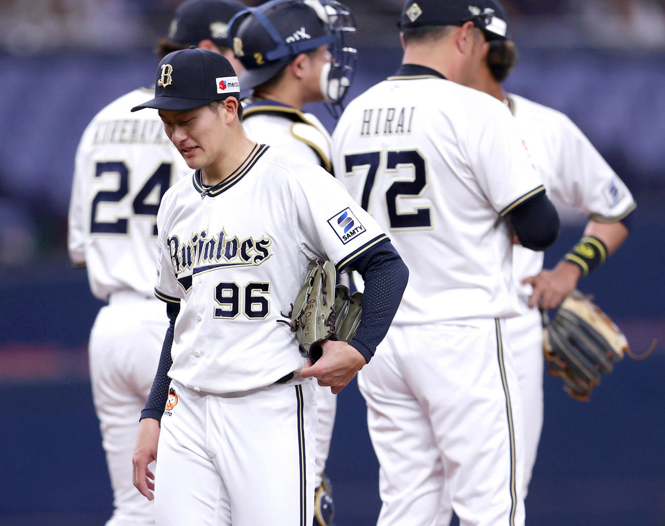 オリックス対楽天　5回表楽天2死三塁、高島（手前）は小郷に右前適時打を打たれ降板する（撮影・上山淳一）