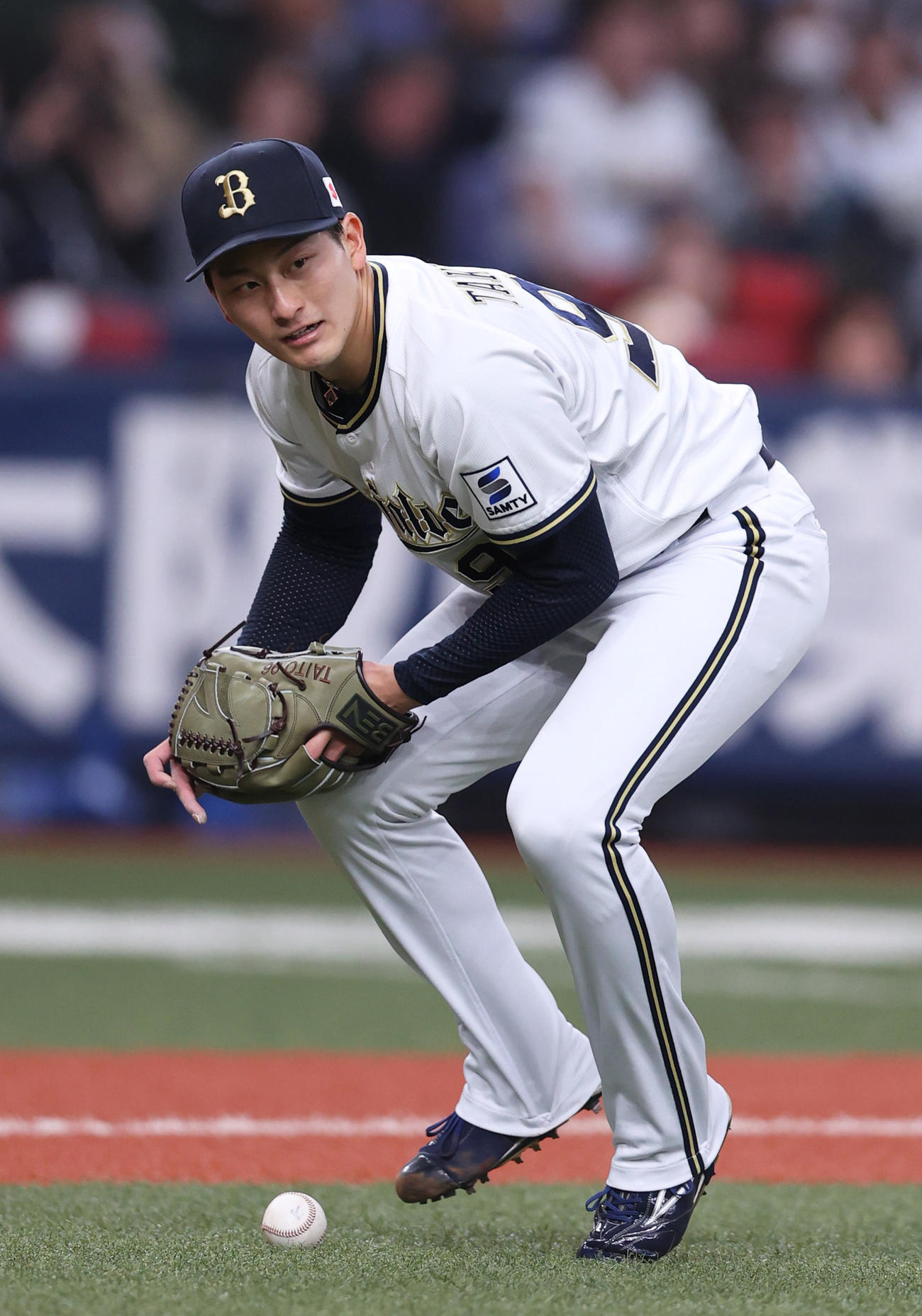 5回表楽天1死二塁、高島は辰己の投前の球をファンブルする（撮影・上山淳一）