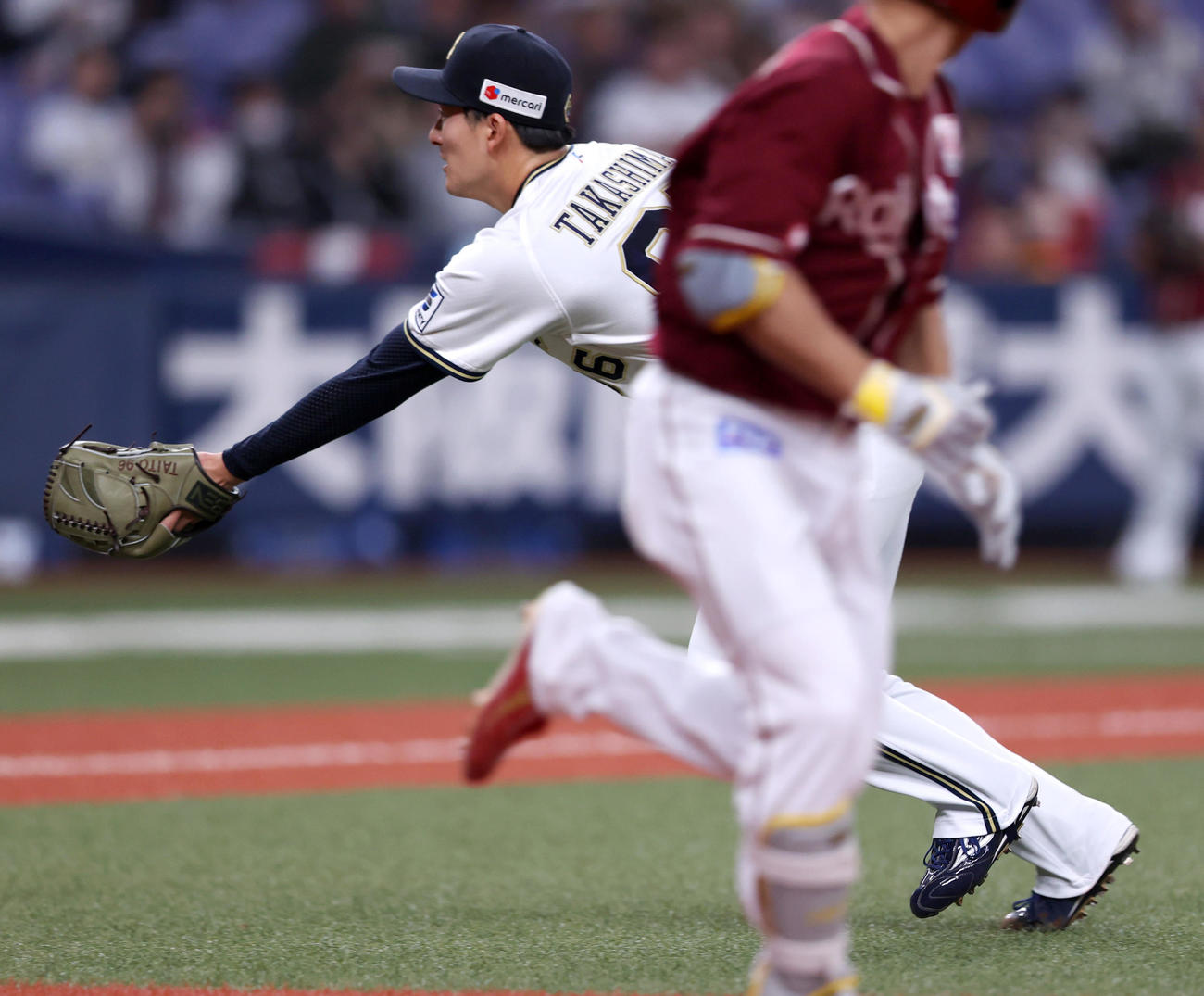 5回表楽天1死一、三塁、高島は小深田のスクイズで三走鈴木大をホームで刺す（撮影・上山淳一）