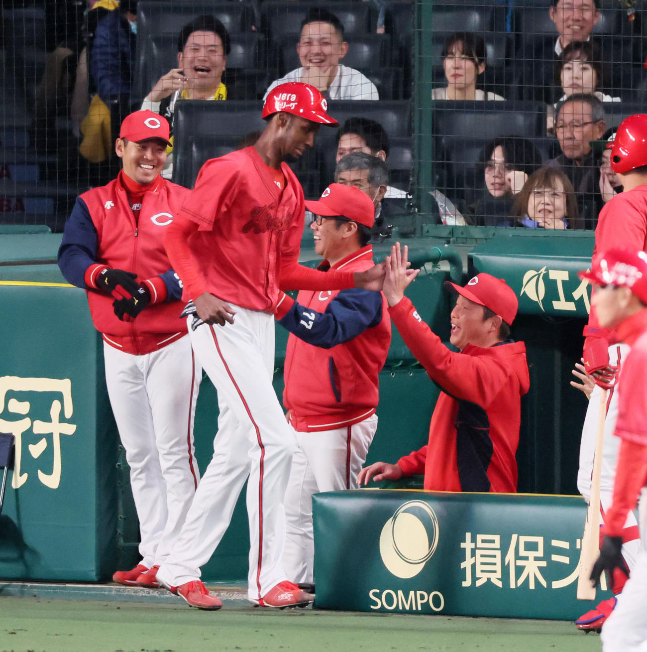 阪神対広島　2回表広島2死一、二塁、二塁走者アドゥワは菊池の中適時二塁打で生還しベンチの新井監督とタッチする（撮影・加藤哉）