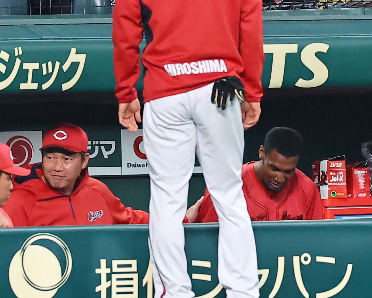 阪神対広島　6回途中2失点で降板したアドゥワ誠（右）を労う新井監督（撮影・上田博志）