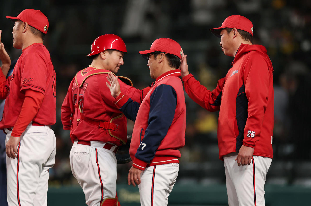 阪神対広島　阪神に勝利しタッチでナインを迎える広島新井監督（右端）（撮影・前田充）