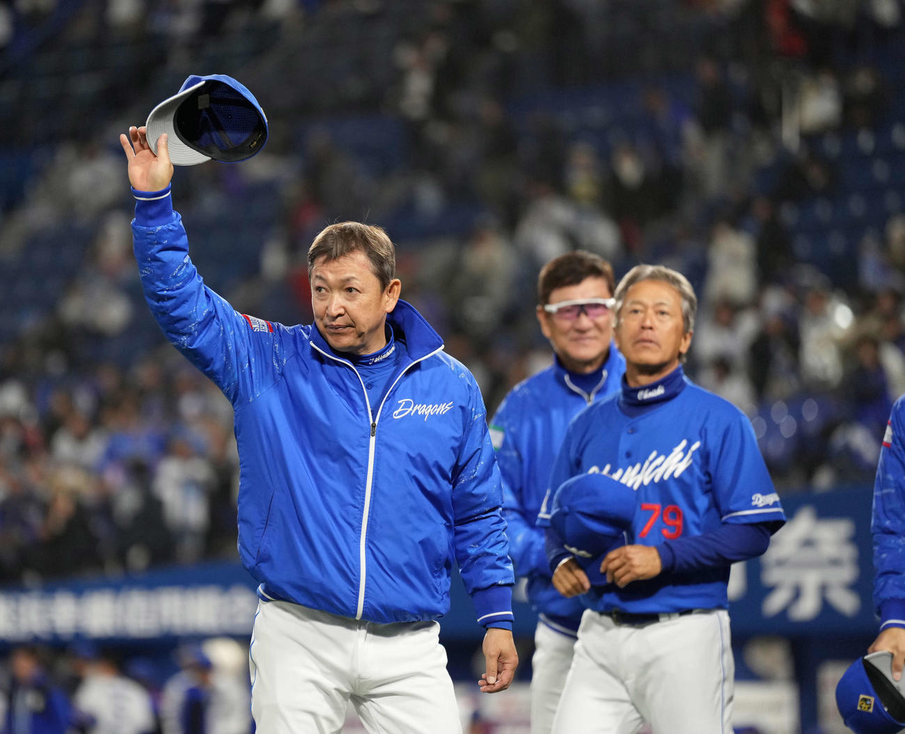 DeNA対中日　声援に応える中日立浪監督（撮影・井上学）