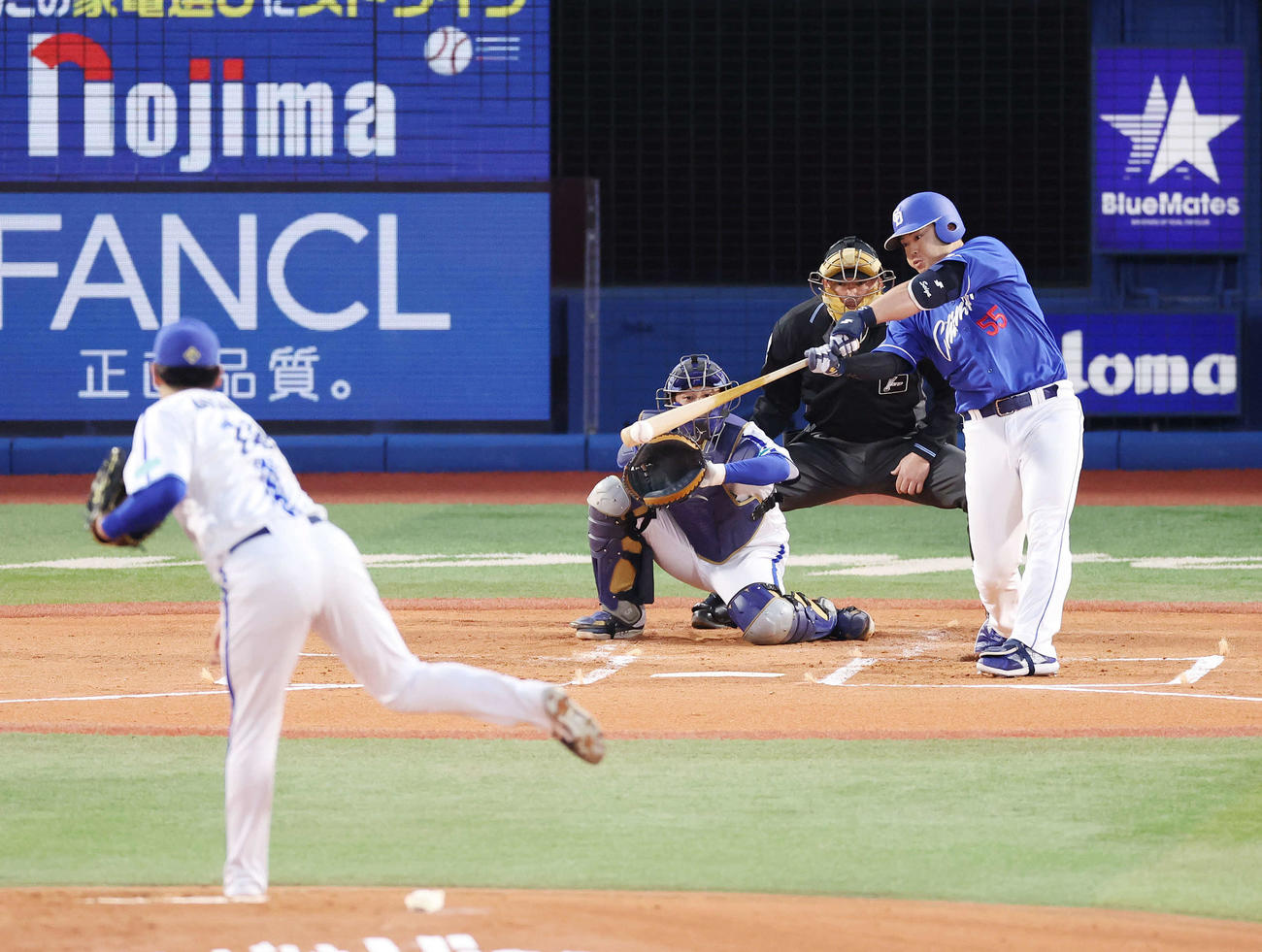 DeNA対中日　1回表中日2死一、二塁、先制左前適時打を放つ細川。投手小園（撮影・宮地輝）