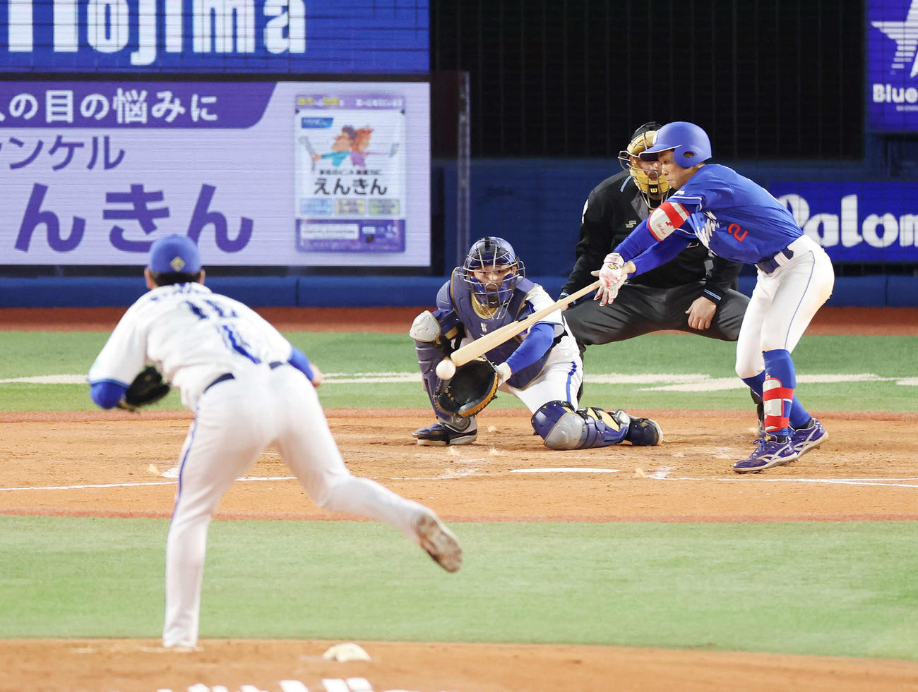DeNA対中日　2回表中日1死満塁、二ゴロを放つ田中。投手小園（撮影・宮地輝）