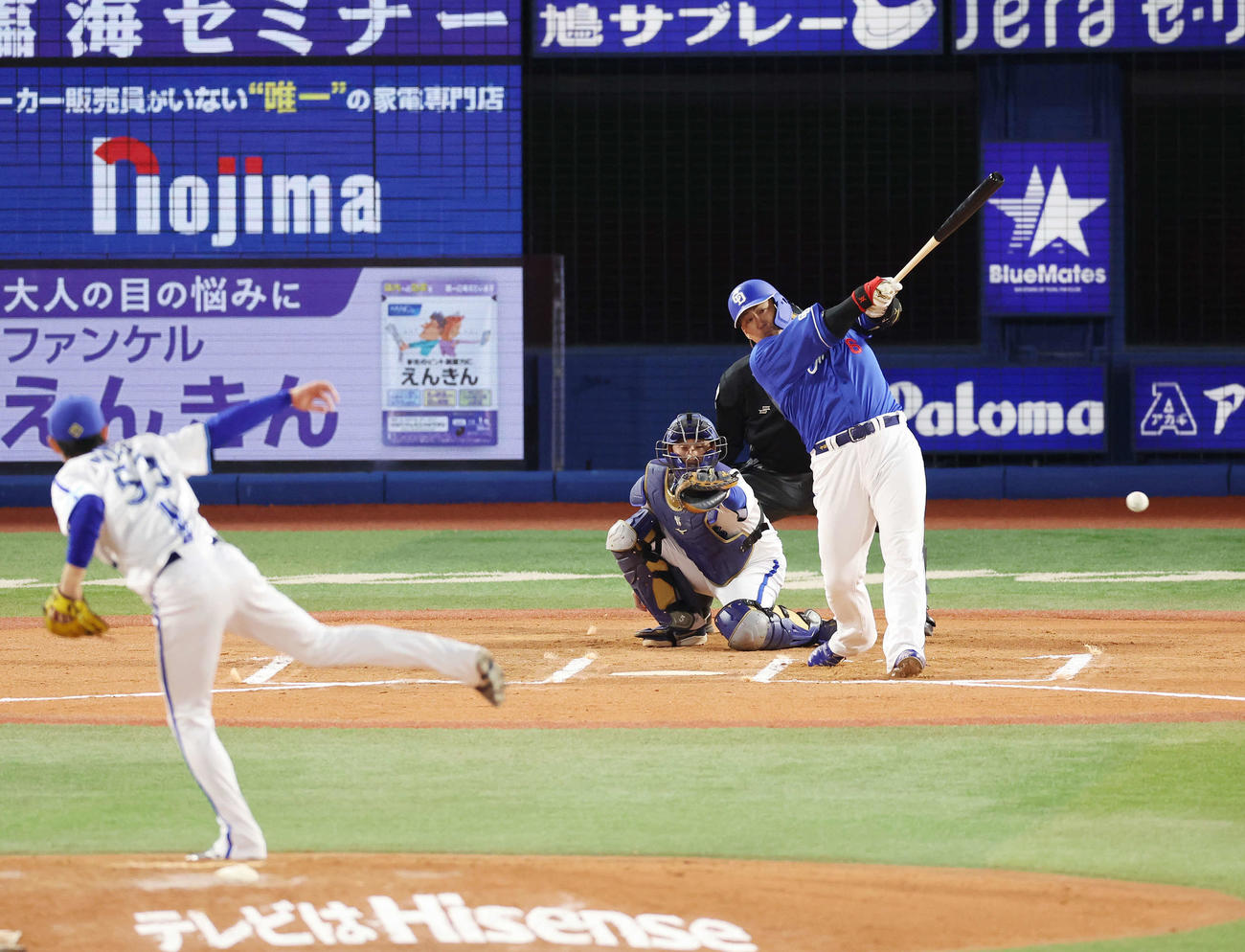 DeNA対中日　6回表中日2死三塁、左前適時打を放つ中田。投手中川颯（撮影・宮地輝）