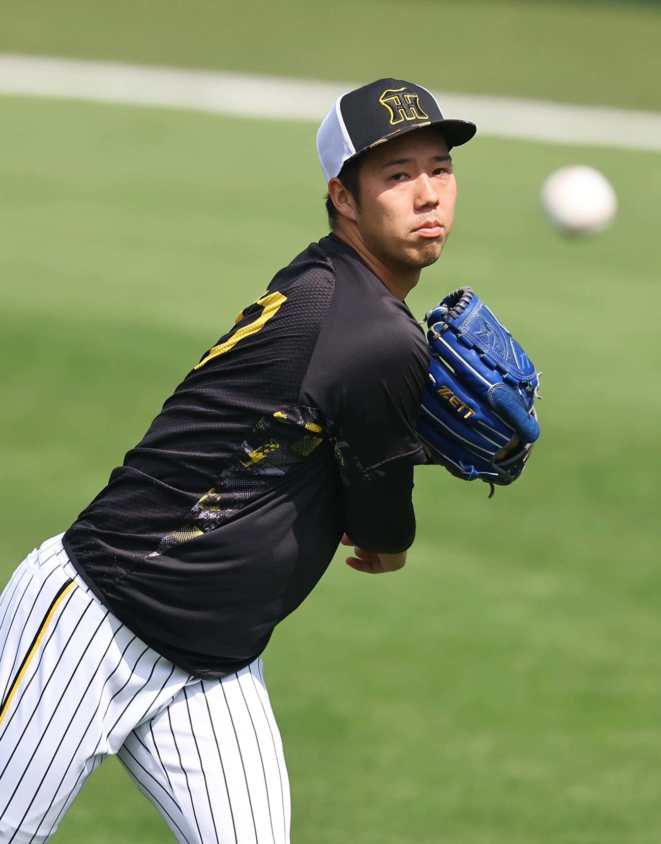阪神対広島　外野でキャッチボールをする青柳（撮影・上田博志）