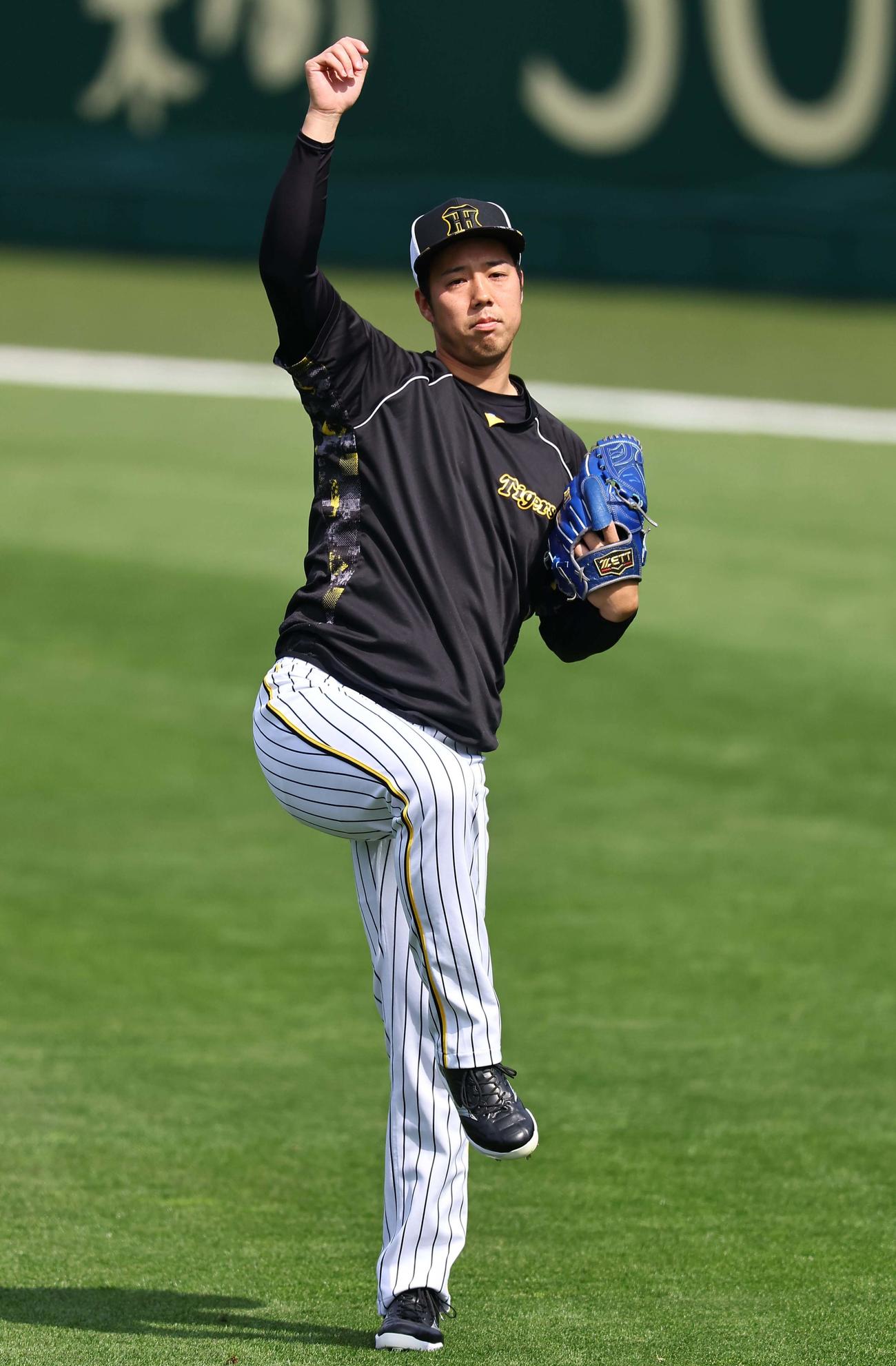 阪神対広島　外野でキャッチボールをする青柳（撮影・上田博志）