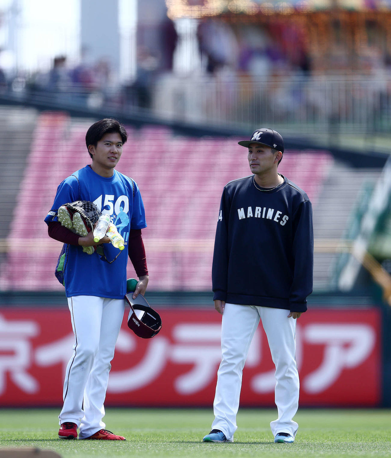 2023年5月、試合前、言葉を交わす楽天早川（左）とロッテ小島