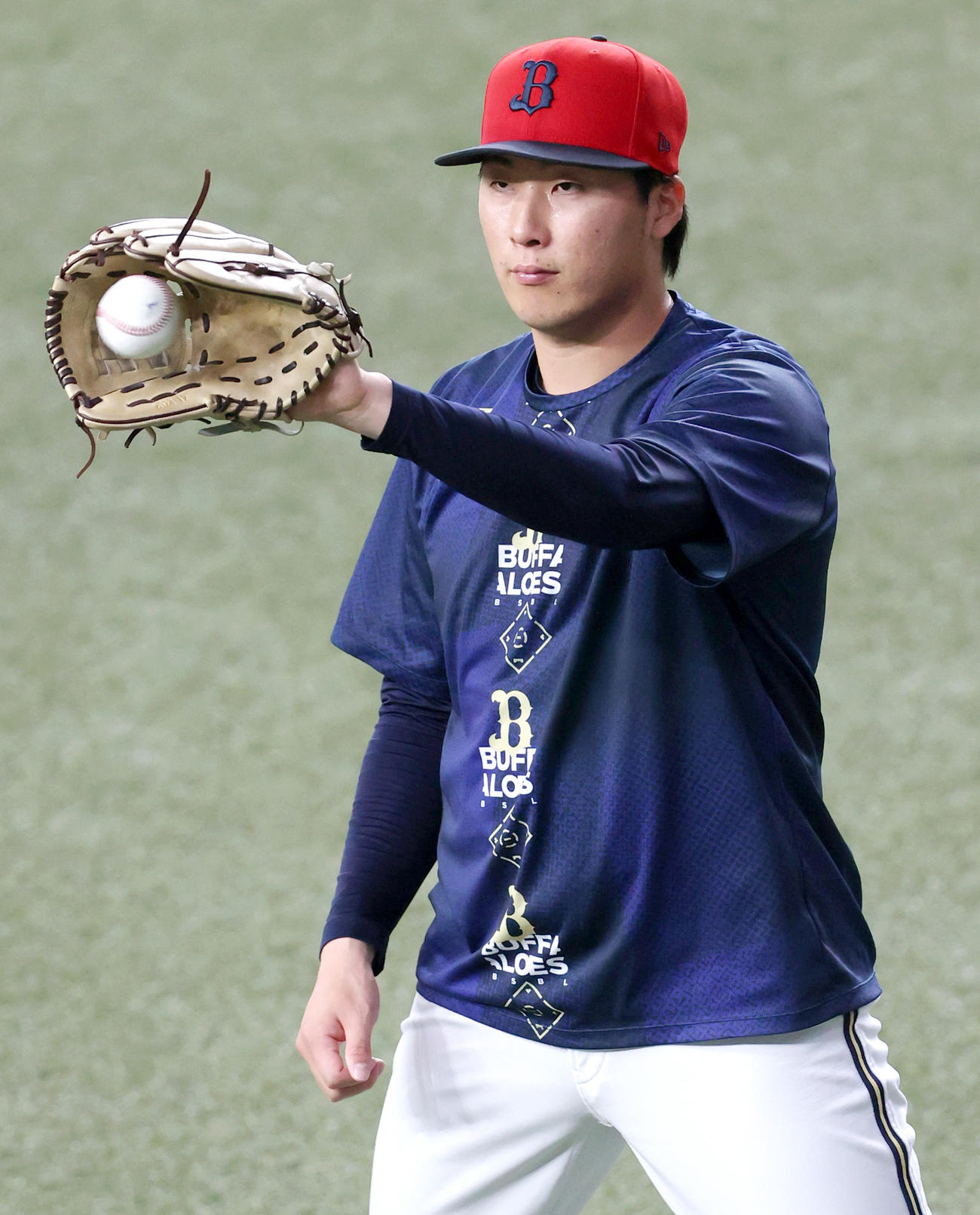 オリックス対楽天　試合前の練習でキャッチボールするオリックス東（撮影・上山淳一）