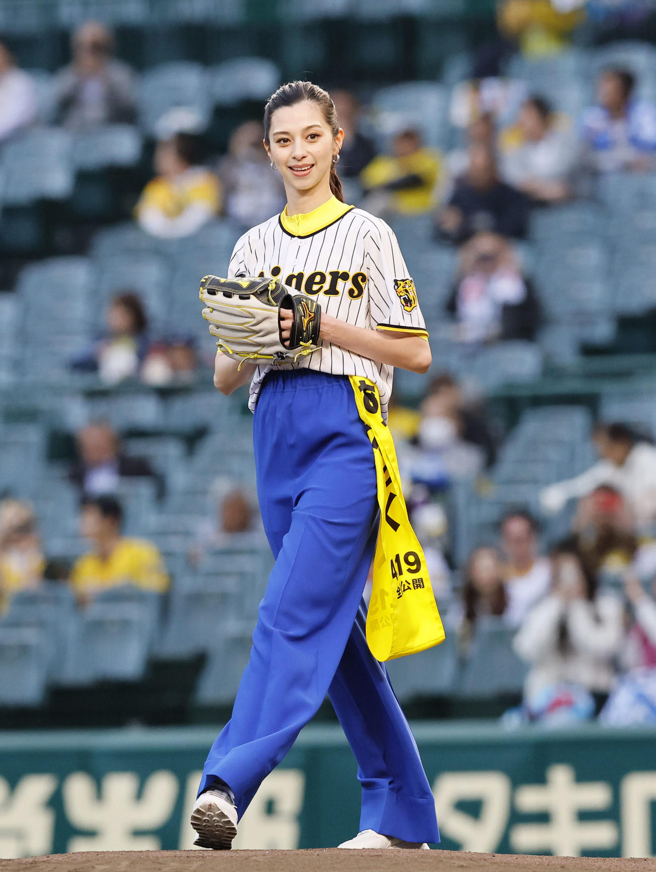 阪神対広島　ファーストピッチを務めた中条あやみ（撮影・藤尾明華）