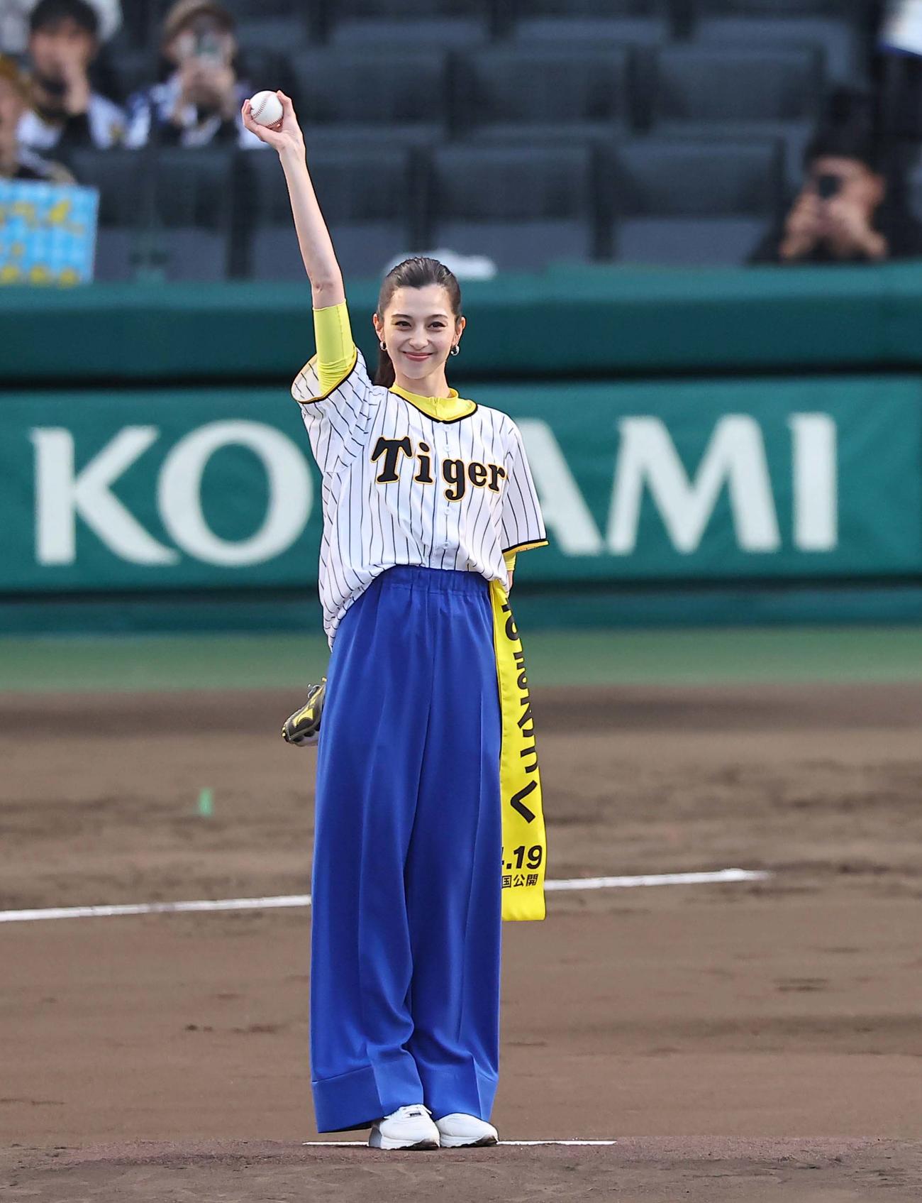 阪神対広島　ファーストピッチセレモニーを務める女優の中条あやみ（撮影・上田博志）