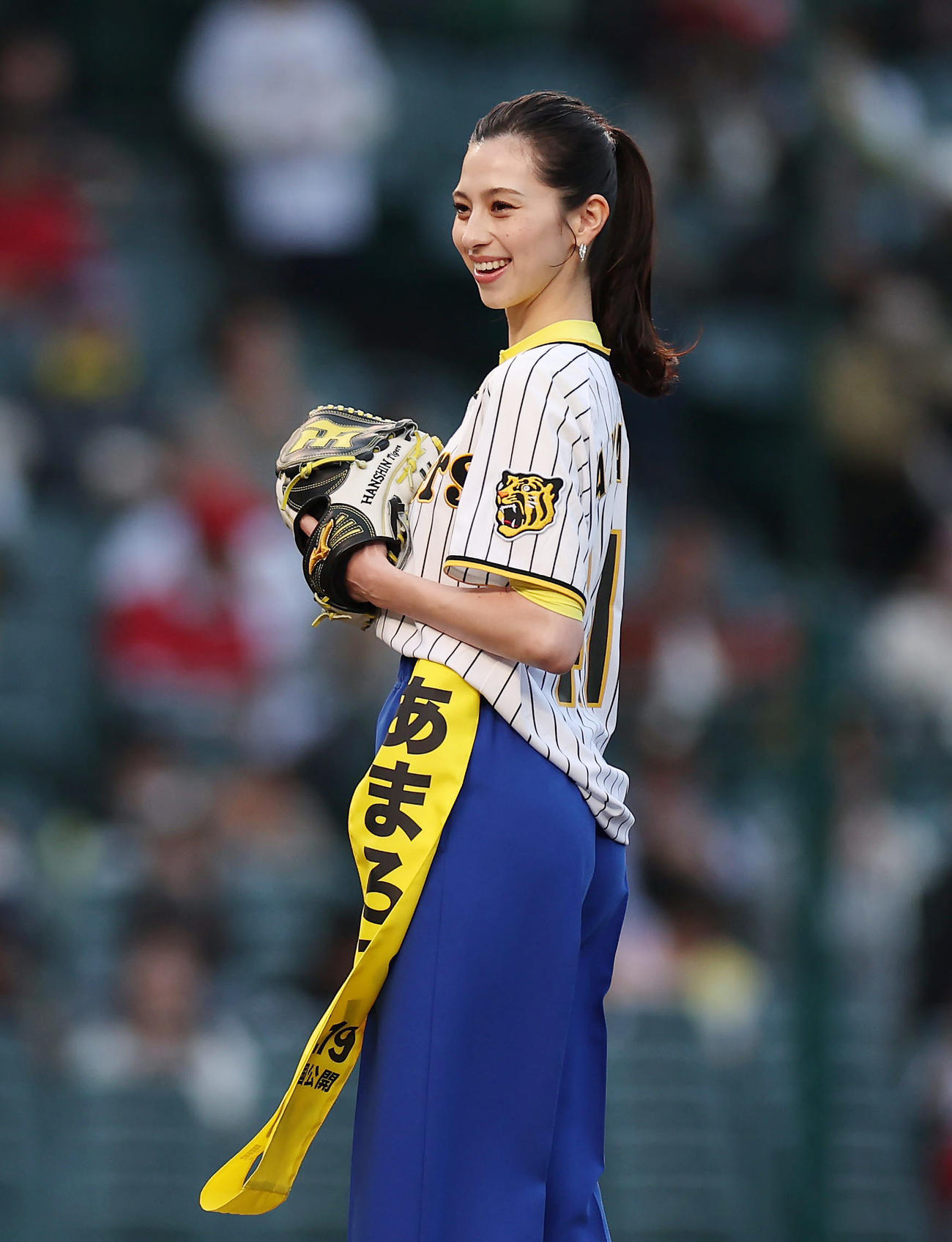 阪神対広島　ファーストピッチセレモニーに登場する中条あやみ（撮影・前田充）