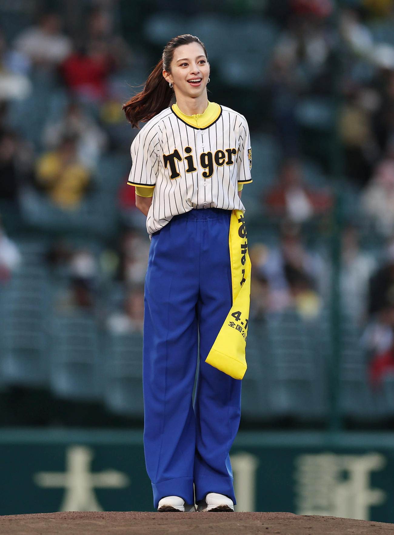 阪神対広島　ファーストピッチセレモニーに登場する中条あやみ（撮影・前田充）