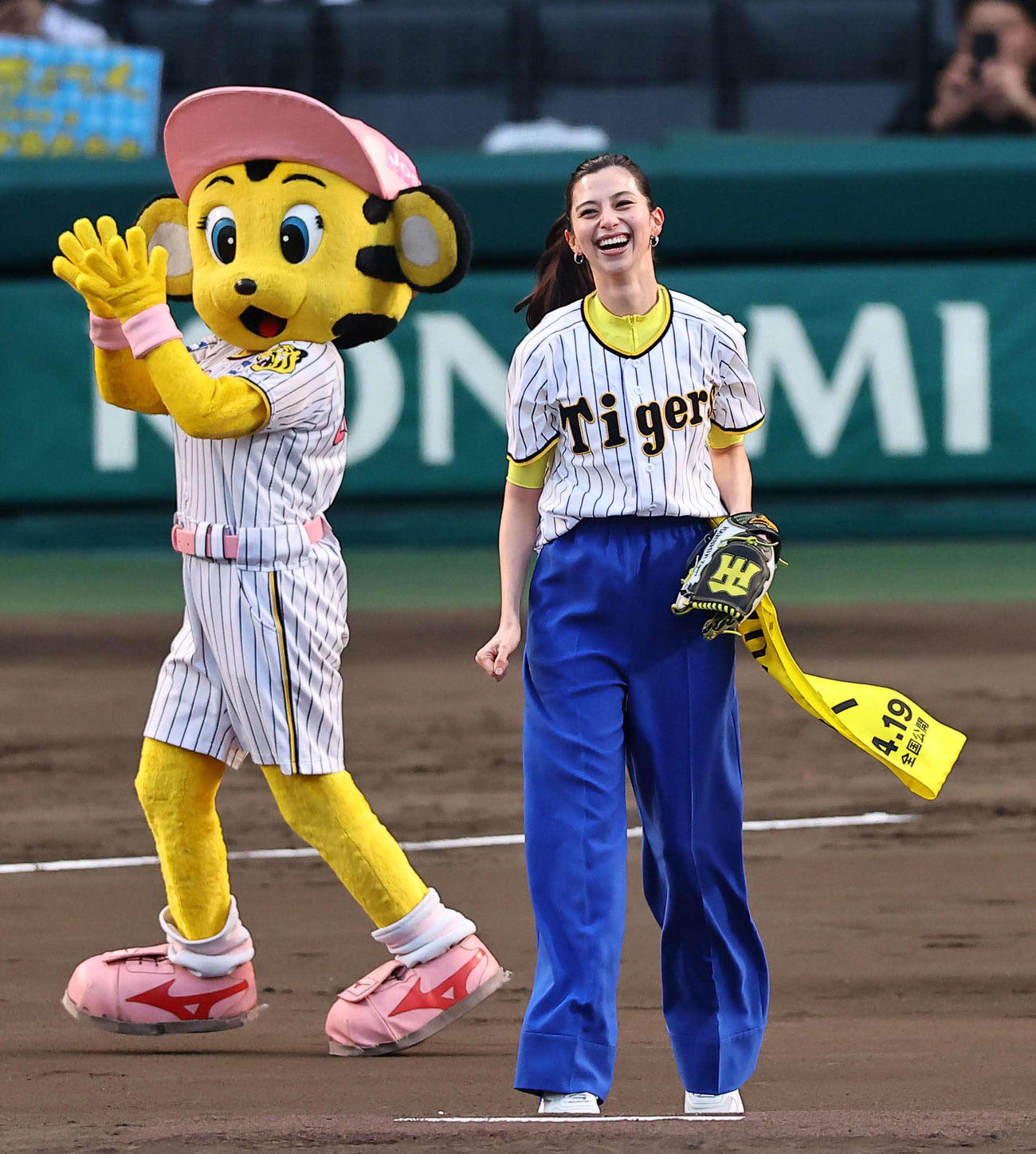 阪神対広島　ファーストピッチセレモニーを務める女優の中条あやみ（撮影・上田博志）