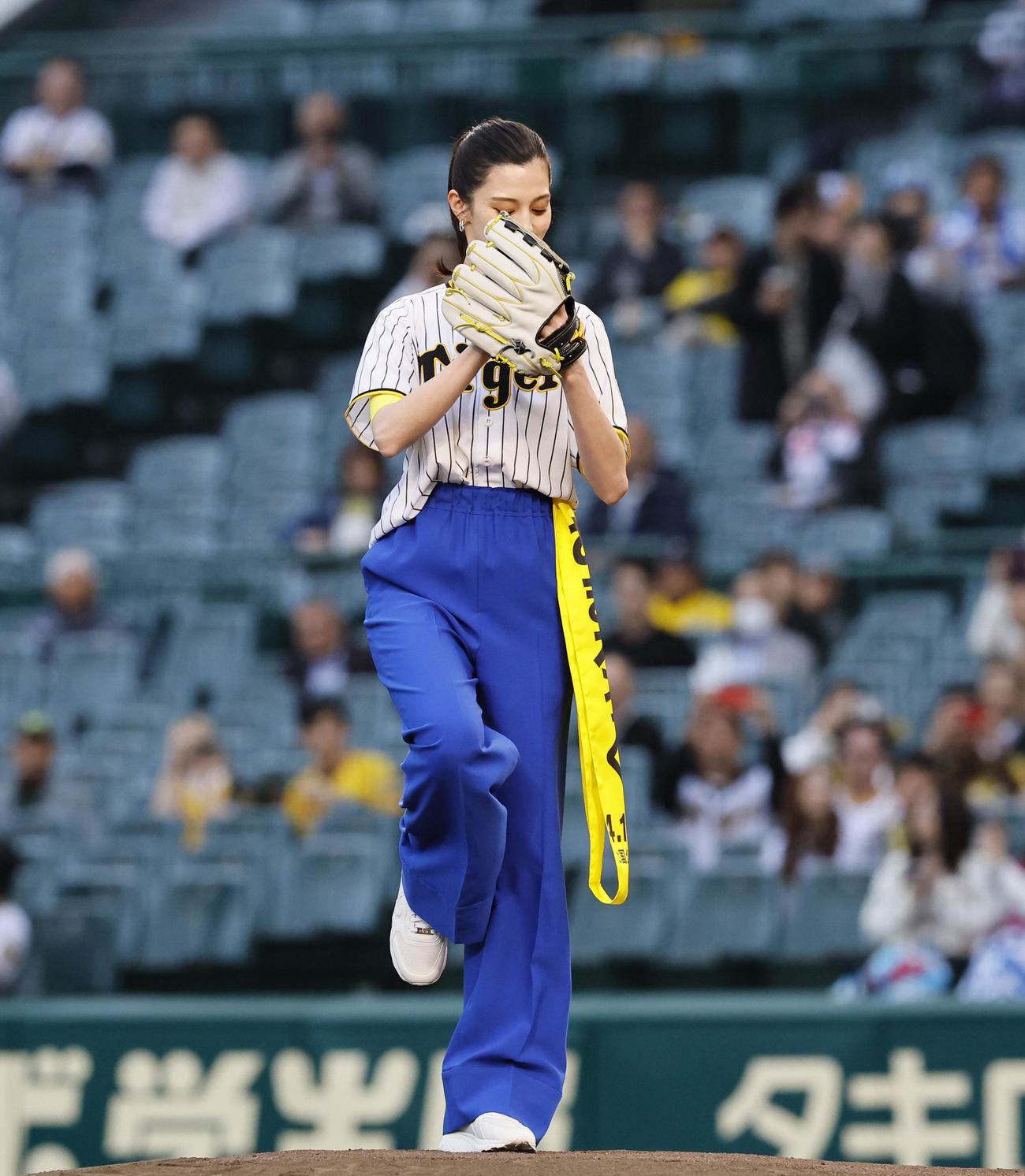 阪神対広島　ファーストピッチを務め、右足を上げる中条あやみ（撮影・藤尾明華）