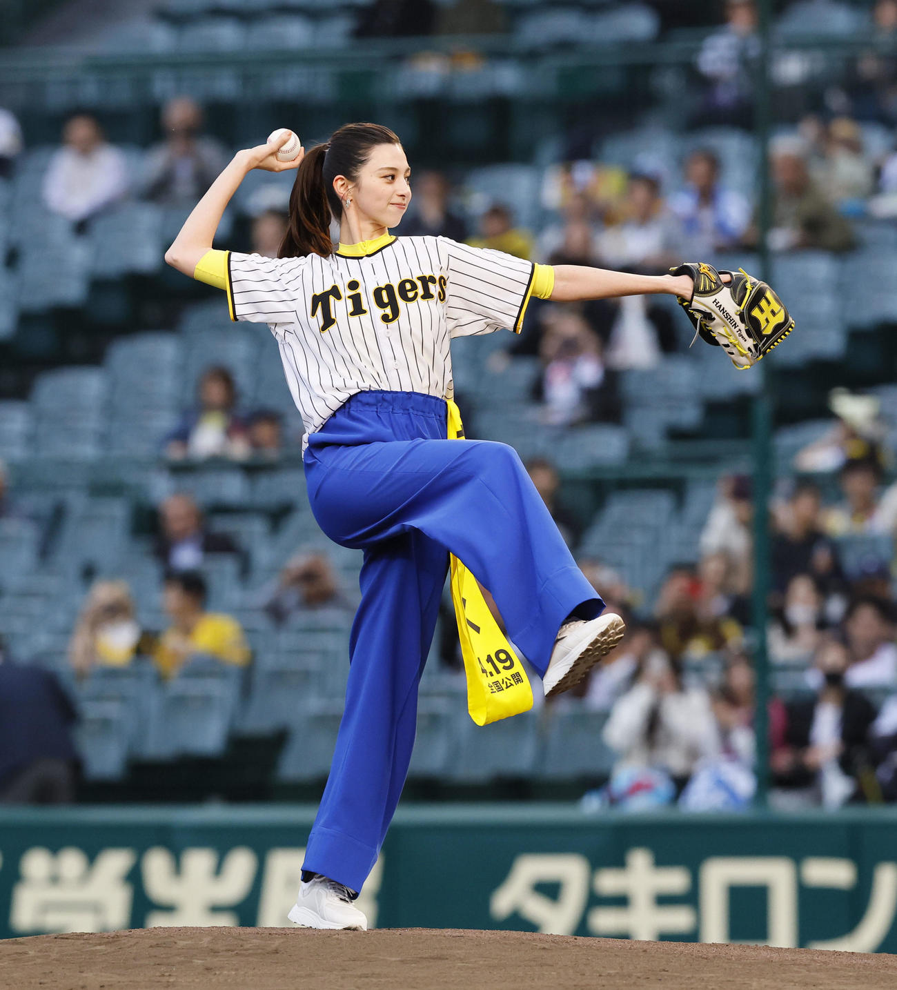 阪神対広島　ファーストピッチを務め、右足を上げる中条あやみ（撮影・藤尾明華）