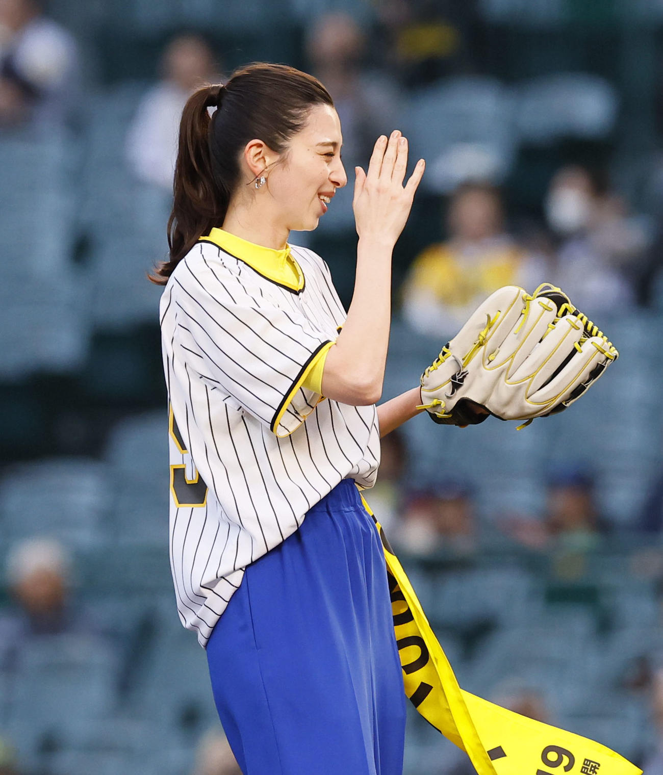 阪神対広島　ファーストピッチを務め、右足を上げ謝る中条あやみ（撮影・藤尾明華）