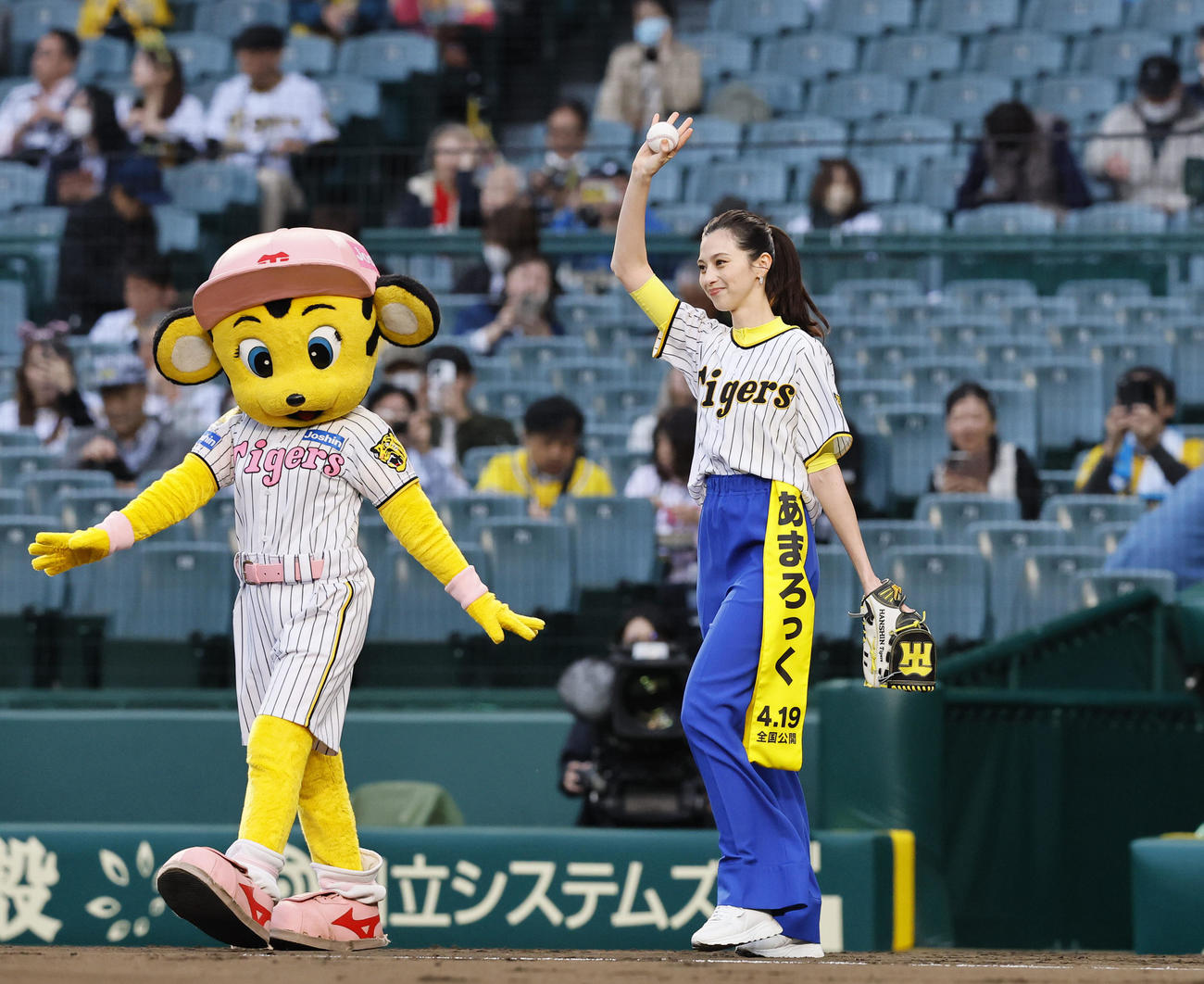 阪神対広島　ファーストピッチを務めた中条あやみ（撮影・藤尾明華）