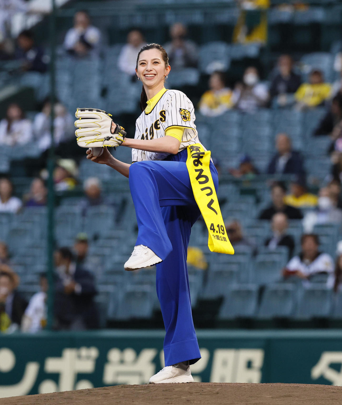 阪神対広島　ファーストピッチを務めた中条あやみ（撮影・藤尾明華）