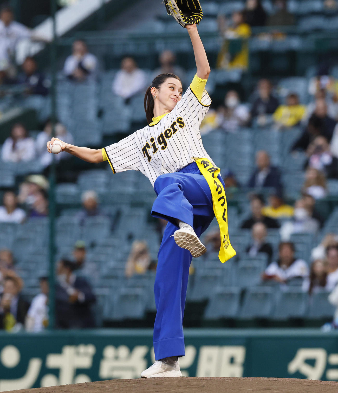 阪神対広島　ファーストピッチを務めた中条あやみ（撮影・藤尾明華）