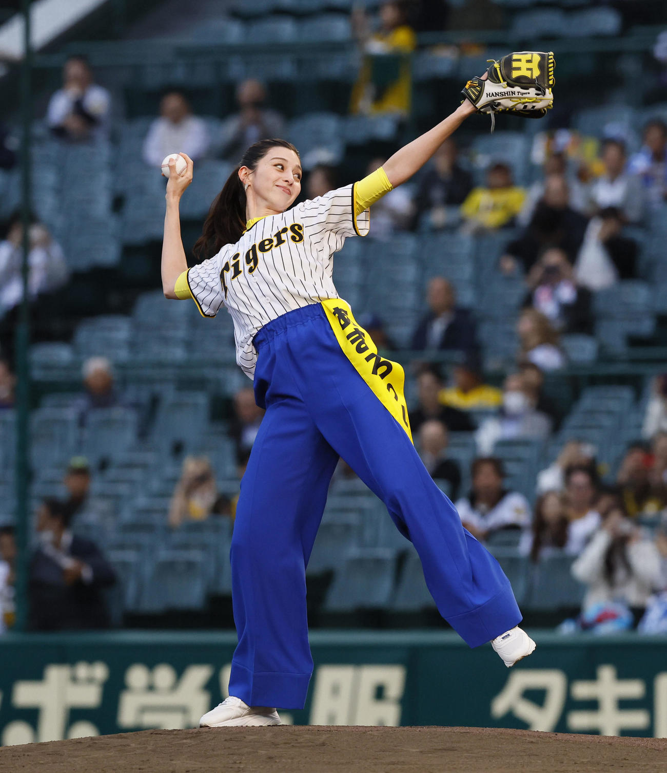 阪神対広島　ファーストピッチを務めた中条あやみ（撮影・藤尾明華）